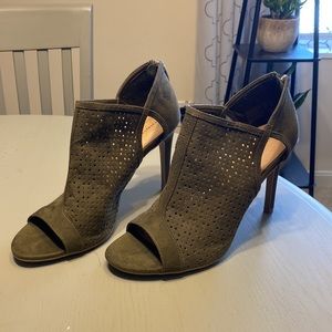 Christian Siriano Olive Green Heels Size 9.5